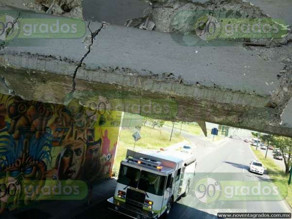 Retroexcavadora causa daños en puente vehícular de Morelia - Foto 2 