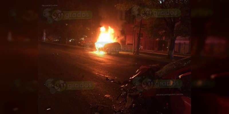 Chocan vehículos en Morelia, uno se incendia - Foto 0 