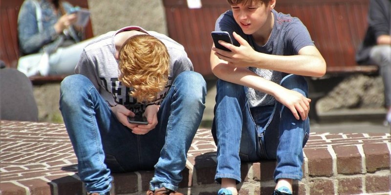 Advierten sobre los riesgos de salud por utilizar teléfonos celulares 