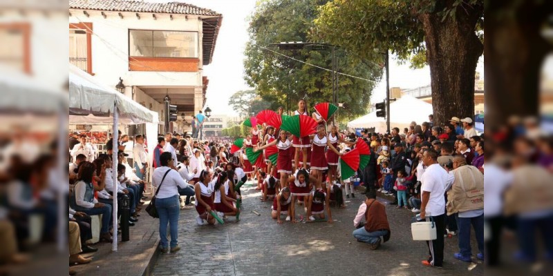 Michoacanos se apropian de espacios públicos en condiciones de paz y armonía 