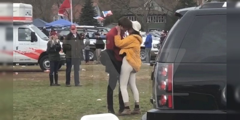 Apasionado beso de la hija de Barack Obama rompe las redes - Foto 0 