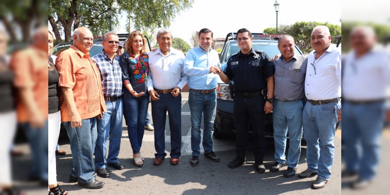 César Chávez entrega tres patrullas para seguridad pública en Apatzingán - Foto 0 