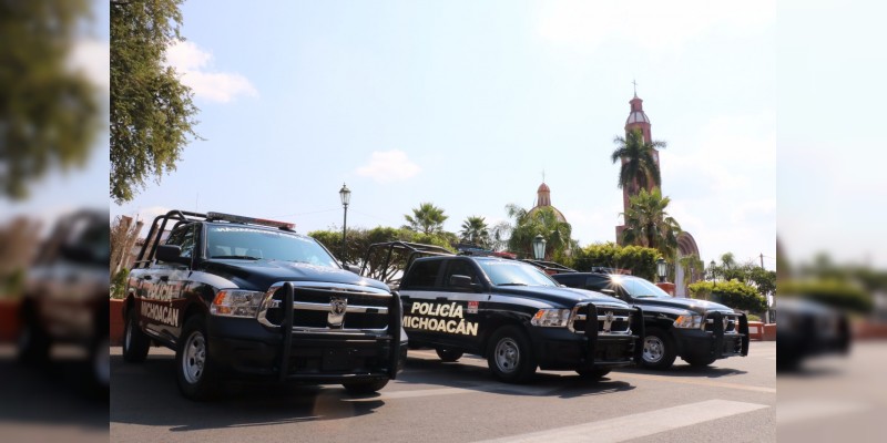 César Chávez entrega tres patrullas para seguridad pública en Apatzingán - Foto 1 