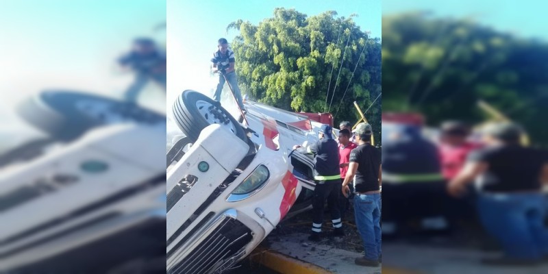 Camión se vuelca en la Celaya - Salamanca, dos muertos y siete heridos 