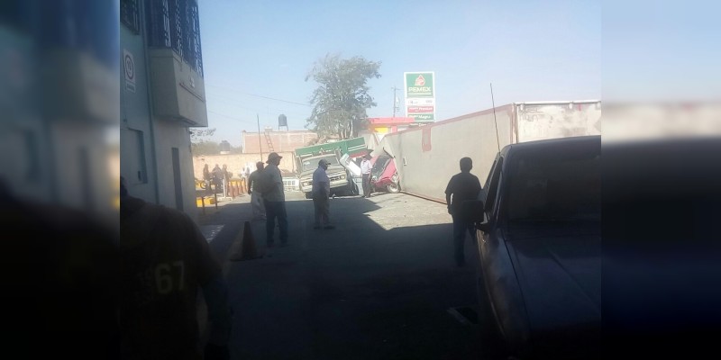 Vista Hermosa: Tráiler choca contra gasolinera hay varios heridos - Foto 2 