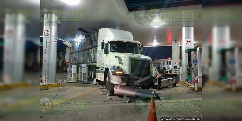 Michoacán: Cuatro muertos al chocar tráiler contra gasolinera en Vista Hermosa 