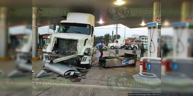 Michoacán: 11 víctimas dejó mortal choque de tráiler contra gasolinera 