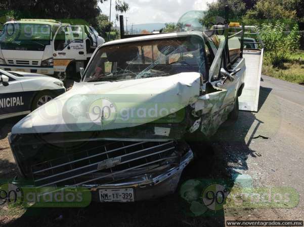 Herido taxista tras chocar de frente contra camioneta en Uruapan, Michoacán - Foto 1 