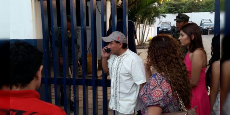 En retén detienen a ex síndico de Lázaro Cárdenas, Michoacán - Foto 0 