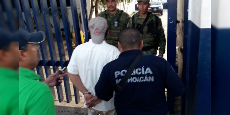 En retén detienen a ex síndico de Lázaro Cárdenas, Michoacán - Foto 1 