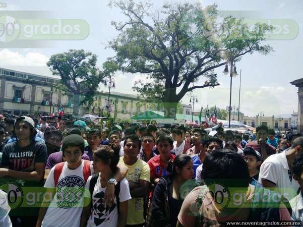 Se movilizan en Morelia jóvenes rechazados - Foto 1 