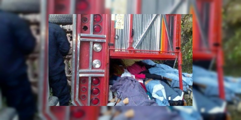 Mueren 16 personas en volcadura en Puebla 