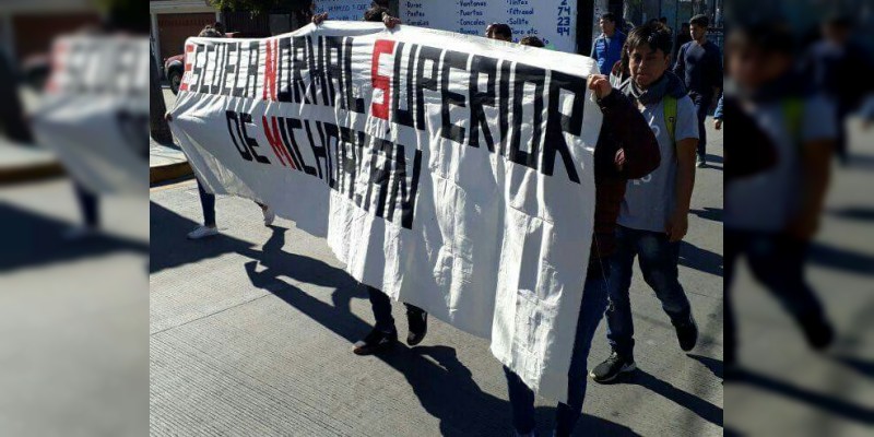 Normalistas marchan rumbo al centro histórico de Morelia 