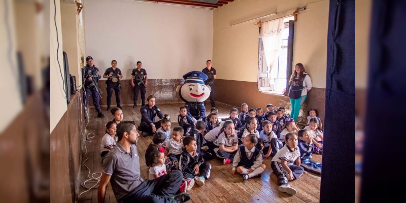 Más de mil  pequeños han disfrutado del Teatro Guiñol, una enseñanza por parte del personal de SSP de Quiroga - Foto 1 