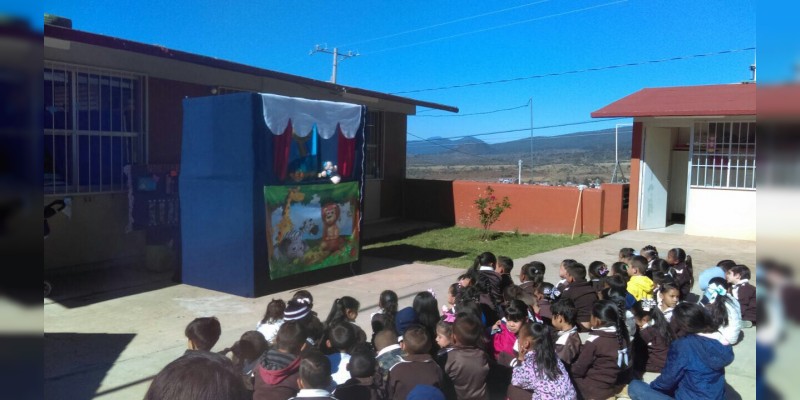 Más de mil  pequeños han disfrutado del Teatro Guiñol, una enseñanza por parte del personal de SSP de Quiroga - Foto 2 