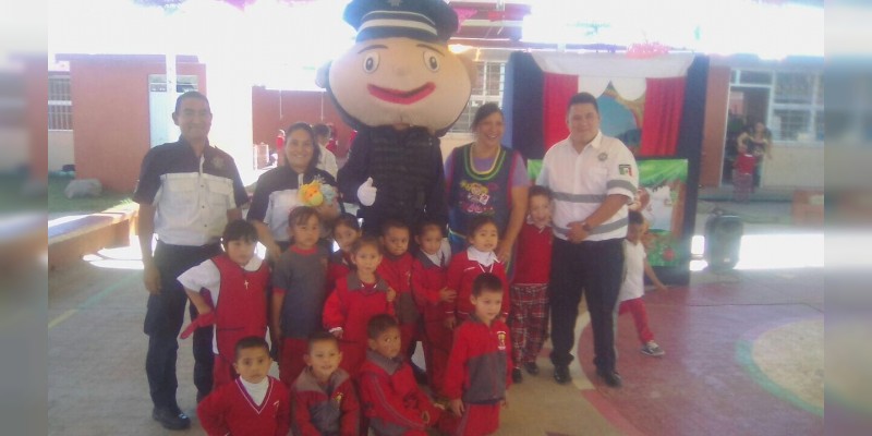 Más de mil  pequeños han disfrutado del Teatro Guiñol, una enseñanza por parte del personal de SSP de Quiroga - Foto 4 