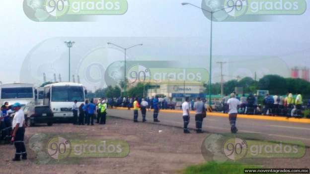 Mantienen bloqueo trabajadores del puerto de Lázaro Cárdenas - Foto 1 