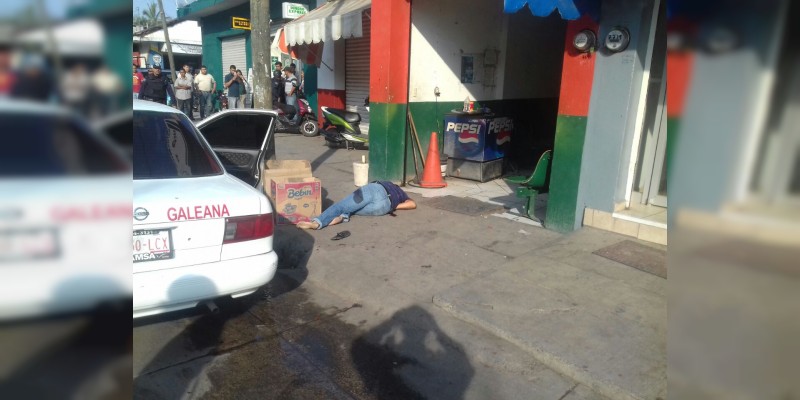 Desde vehículo, ejecutan a taxista frente a tienda en Apatzingán 
