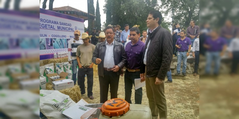 Presidente municipal de Morelia entrega ganado registrado 