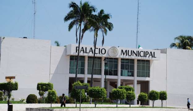 Retienen trabajadores a alcalde de Lázaro Cárdenas, Michoacán 