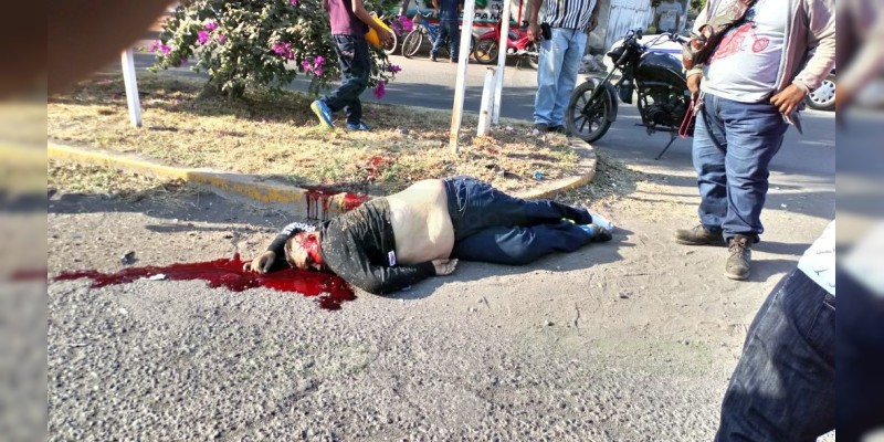 Apatzingán: Muere pareja de motociclistas al ser atropellada - Foto 0 