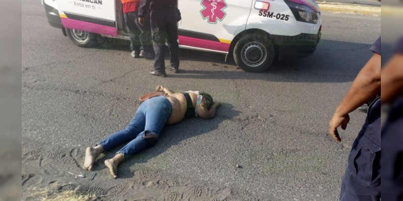 Apatzingán: Muere pareja de motociclistas al ser atropellada - Foto 1 