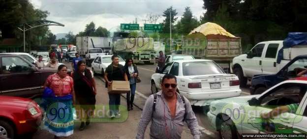 Comuneros bloquean por cuatro horas carretera en Uruapan, Michoacán - Foto 1 