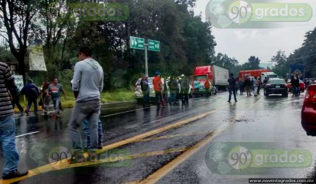 Comuneros bloquean por cuatro horas carretera en Uruapan, Michoacán - Foto 10 