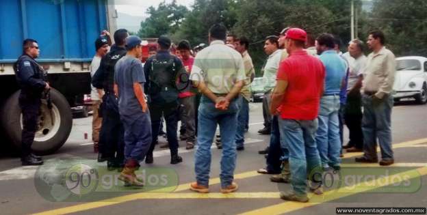 Comuneros bloquean por cuatro horas carretera en Uruapan, Michoacán - Foto 4 