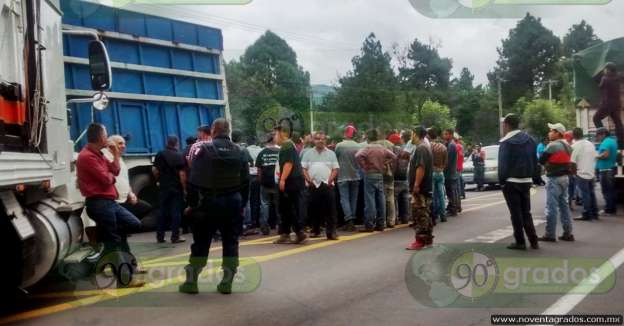 Comuneros bloquean por cuatro horas carretera en Uruapan, Michoacán - Foto 5 