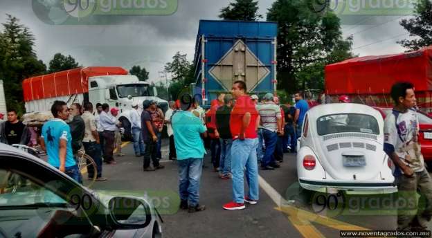 Comuneros bloquean por cuatro horas carretera en Uruapan, Michoacán - Foto 6 