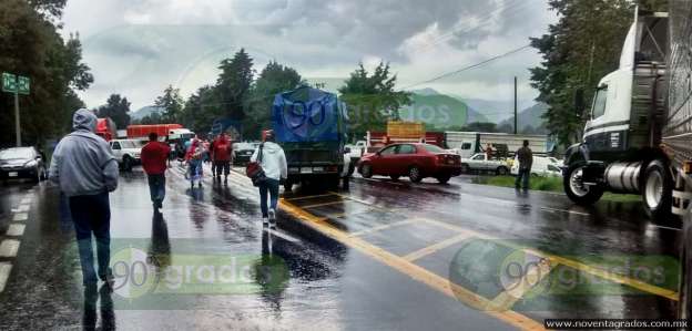 Comuneros bloquean por cuatro horas carretera en Uruapan, Michoacán - Foto 7 