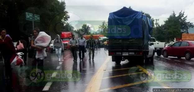 Comuneros bloquean por cuatro horas carretera en Uruapan, Michoacán - Foto 8 