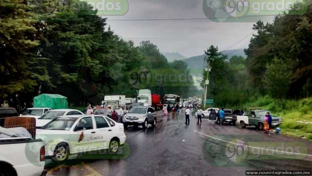 Comuneros bloquean por cuatro horas carretera en Uruapan, Michoacán - Foto 9 