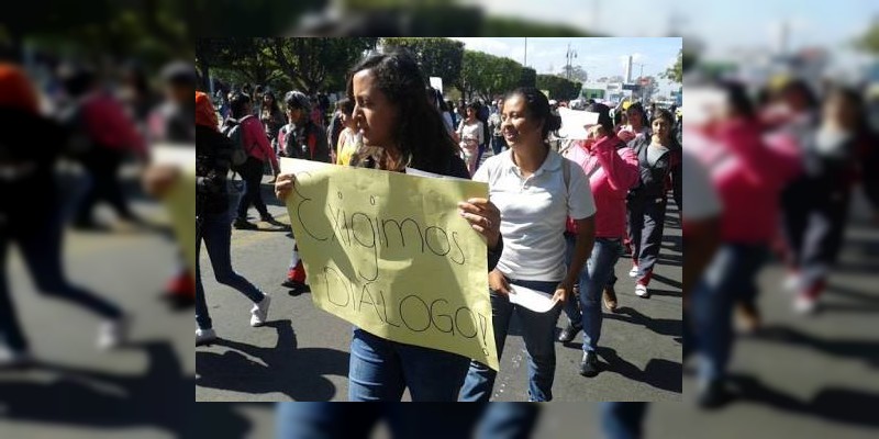 Marchan normalistas al centro histórico de Morelia 