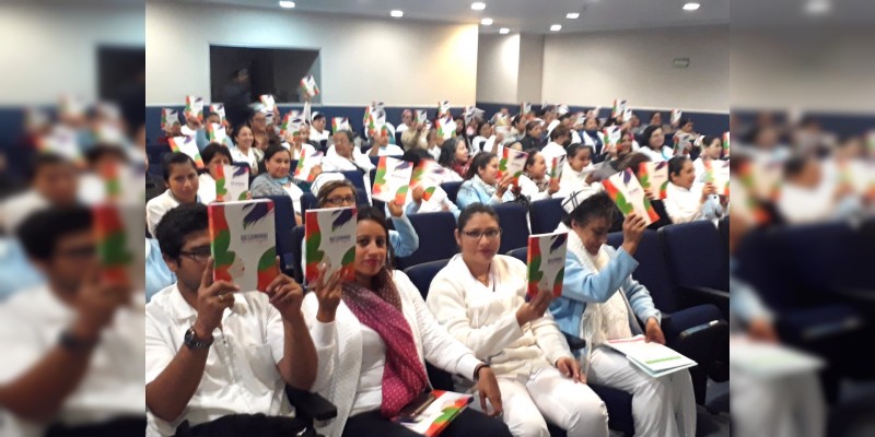 Entrega el Hospital Regional del ISSSTE de Morelia ejemplares del ”Diccionario de la mujer“ 