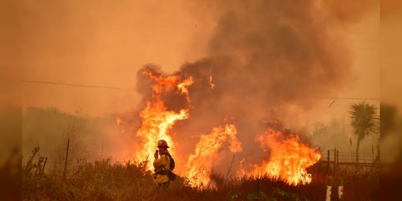 Evacuan 230 mil personas por incendios en Los Ángeles 
