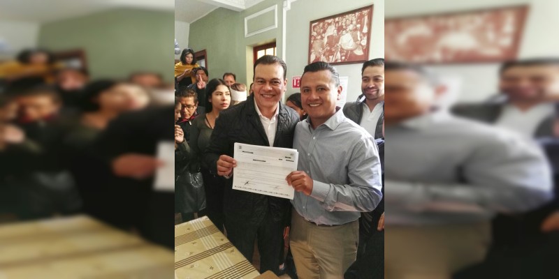 Carlos Torres Piña se registra como precandidato al Senado de la República 