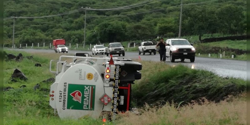 Vuelca pipa cargada sobre la carretera en Apaseo El Grande 