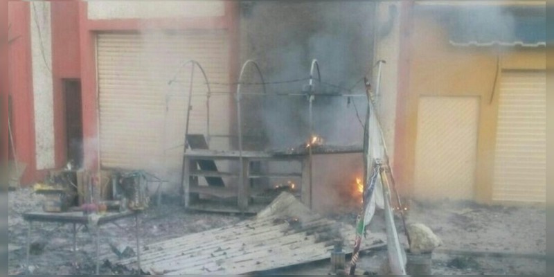 Incendio en negocio de cuetes en Tepalcatepec deja daños materiales 