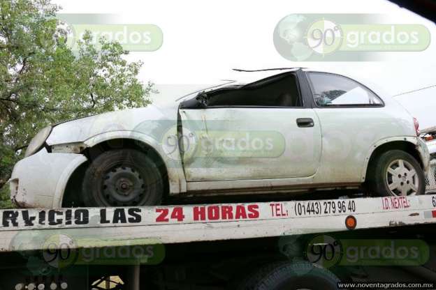 Vuelca vehículo sobre el libramiento en Morelia - Foto 1 