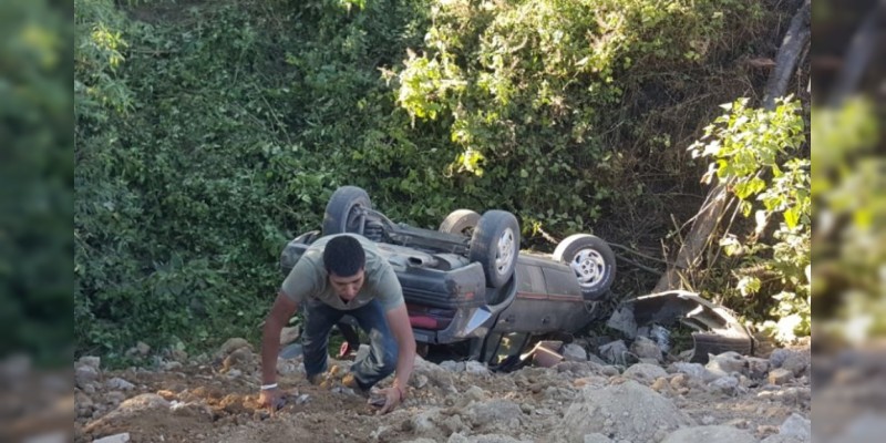 Vehículo cae a barranco en Zitácuaro 