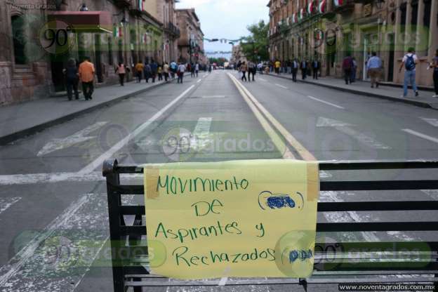 Aspirantes y rechazados bloquean la vialidad en Morelia - Foto 2 