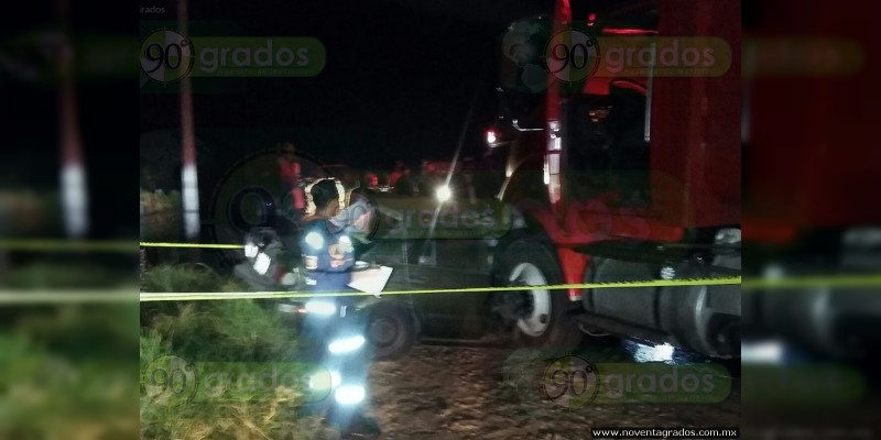 En choque, muere joven prensado por tráiler en Tancítaro - Foto 2 