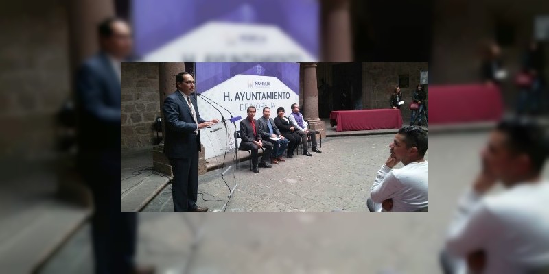 Ayuntamiento de Morelia entrega constancias de acreditación de cursos a comerciantes tolerados 