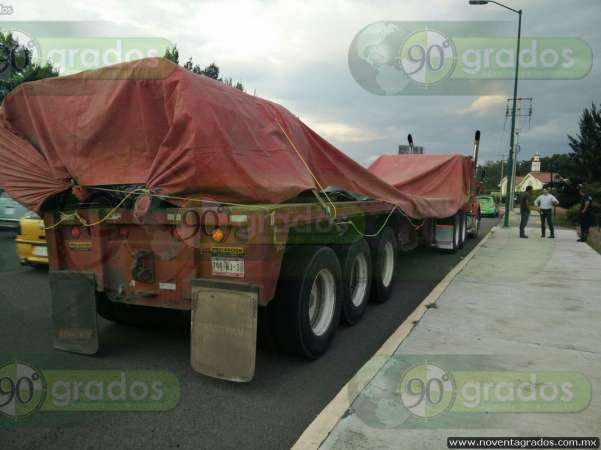 Vuelca camión con alambrón, en Morelia - Foto 1 