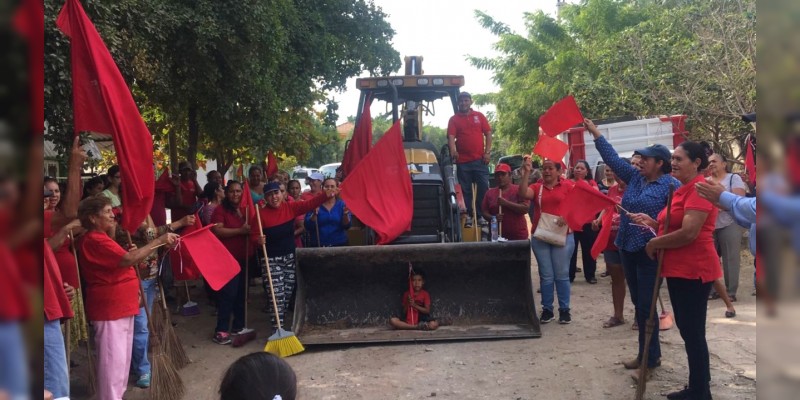 Pavimentación en colonia de Tepalcatepec beneficiará a más de mil familias: Xóchitl Domínguez 