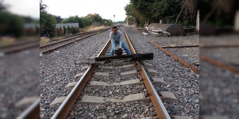 CNTE bloquea las vías del tren en Michoacán - Foto 0 