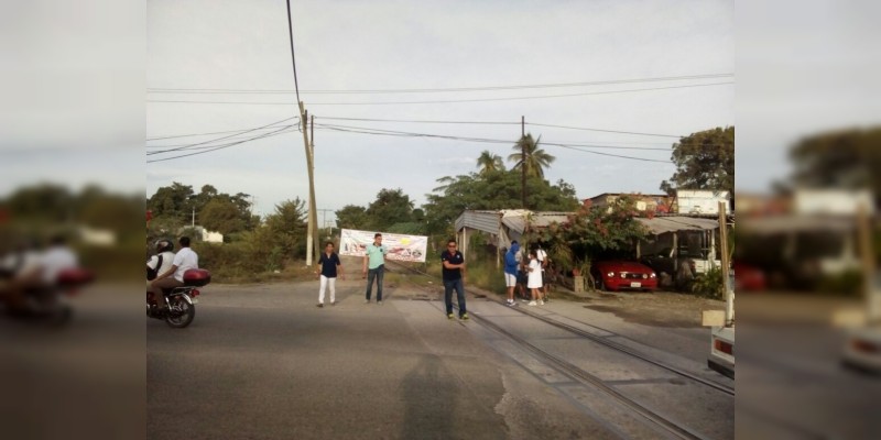 CNTE bloquea las vías del tren en Michoacán - Foto 1 