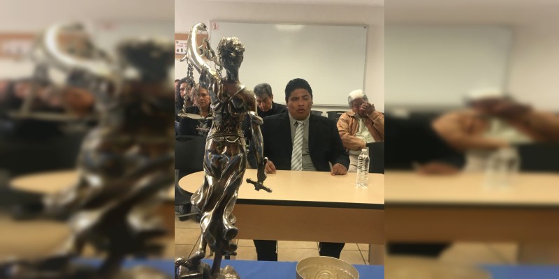 Estudiante invidente logra su Maestría en Derecho en la UMSNH 